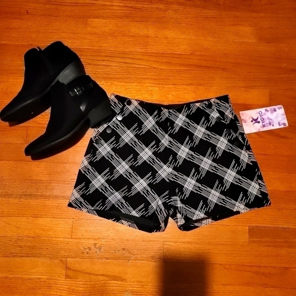 𝅺Kyoyo Shorts Black & White Pattern